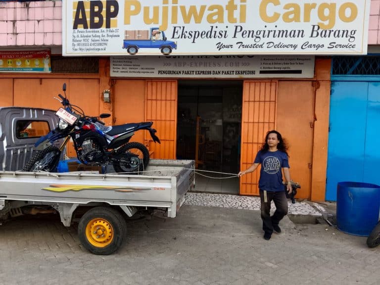 Pengiriman motor makassar ambon 31 Agustus 2025